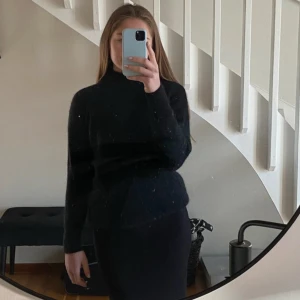 Svart tröja i ullblandning  - Säljer min superfina ulltröja från Cubus. Håller värmen jättebra då den är av alpackablandning, perfekt till sensommarkvällar. Snygg att styla med både jeans och kjol. Nypris: 399kr 