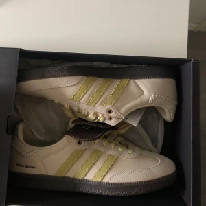 Adidas Samba x Wales Bonner  - Adidas Samba x Wales Bonner. Kommer med extra skosnören och dustbag med Wales Bonner x Adidas-logga. Perfekt för dig som gillar unika samarbeten. Skorna är helt nya med tagsen fortfarande sittande på skorna. Digitalt kvitto/orderbekräftelse finns. Storlek 44 2/3 (US 10.5)