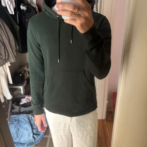 J.Lindeberg Hoodie - Säljer en fet J.Lindeberg hoodie i färgen grön. Storlek M. Topp skick. Hämtas i Gamla Enskede eller fraktas