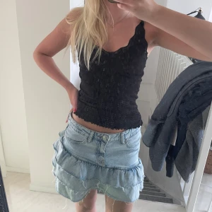 Gina Tricot volangkjol - Jättefin volangkjol från Gina Tricot. Sparsamt använd vid ungefär 1-3 tillfällen, så nästan som ny! Säljer då jag inte riktigt fått användning av den. Köpt förra våren💗 Skriv om du har fler frågor!