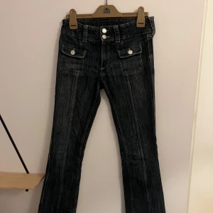 Low waist bootcut jeans - Säljer dessa trendiga jeans från H&M som är slutsålda! Storlek är 152 men eftersom de är uppsprettade passar de ungefär 158-162💞 Säljer eftersom de är för små🥰pris kan diskuteras vid snabbt köp☺️