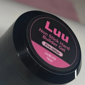 Luu Gel Pink Glitter - Säljer min Luu Non Stick Hard Builder Gel i färgen Pink Glitter, 15ml. Perfekt för att bygga naglar samt 3d art med en glittrig rosa finish. Säljer pågrund av att den inte kommer till användning 