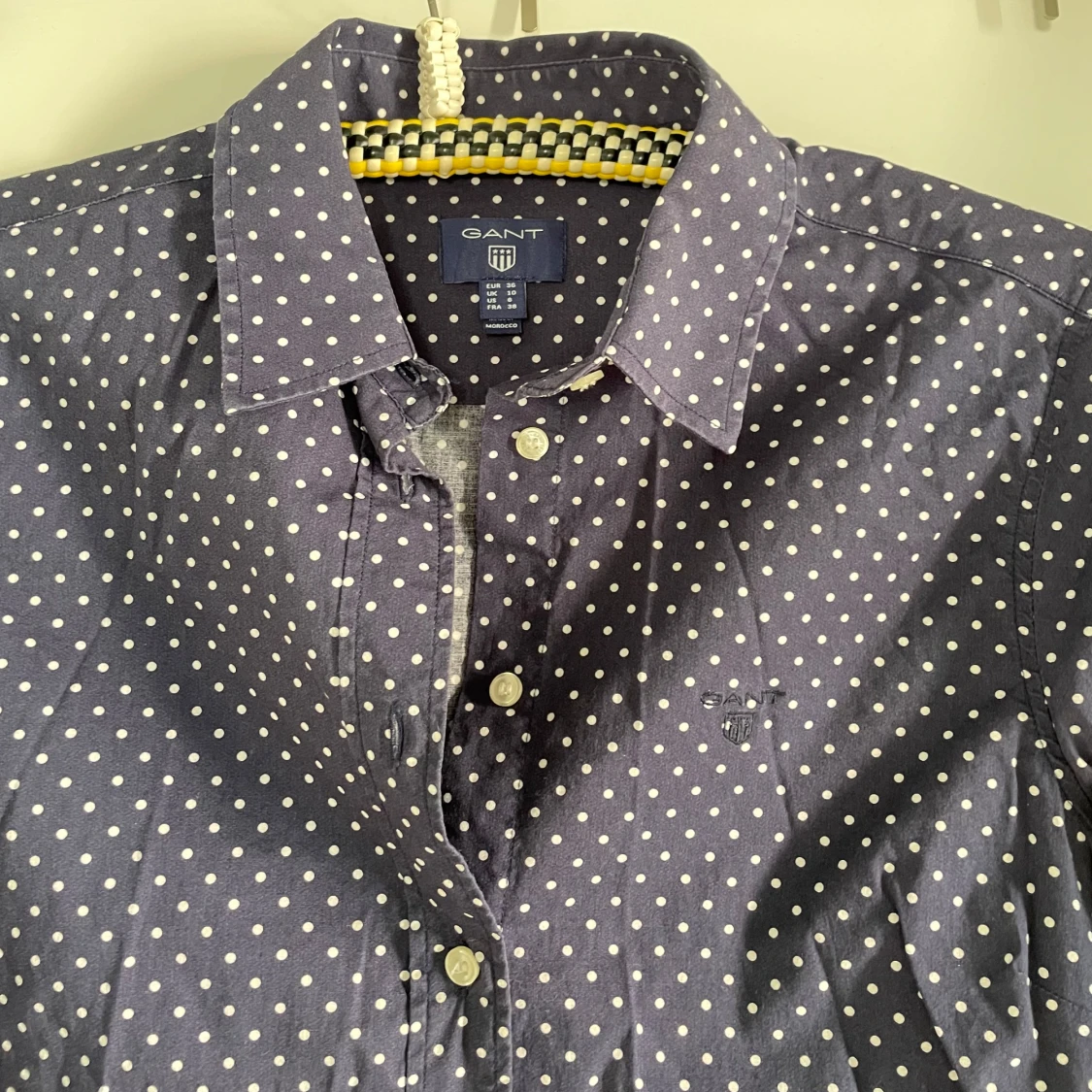 Mörkblå prickig skjorta från Gant - 2