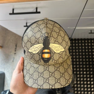 Gucci keps med bi (bee) - Tjenare säljer min Gucci bee keps då den inte kommer till användning är som ny vis snabbaffär kan priset sänkas kom inte med skam bud mvh Theo 