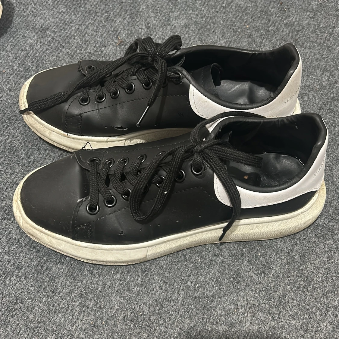 Alexander McQueen svarta sneakers - 4