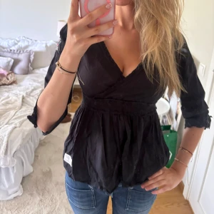 Svart omlottblus🤗🤗 - Säljer den här Såå söta svarta blusen från Odd Molly🥹❤️🩷 älskar 