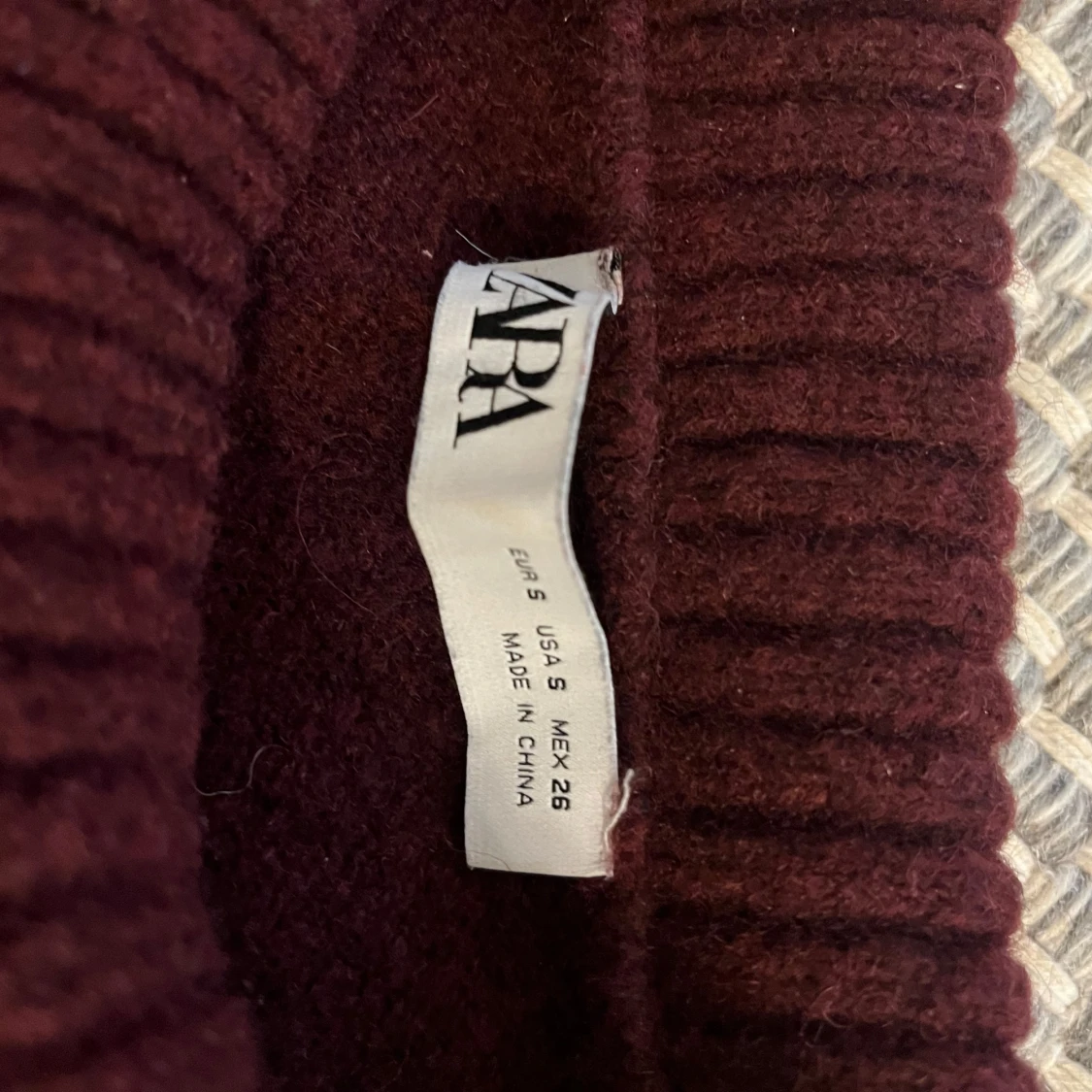 Mörkröd stickad polotröja från Zara - 2