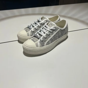Walk N Dior Skor - Riktigt snygga dior skor i modellen Walk’N’Dior | 10/10 skick | Kvitto finns | Ny pris 10 000kr vid snabb affär 3799kr