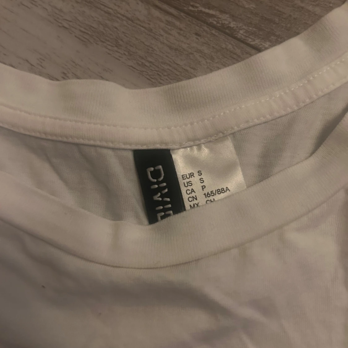 Vit t-shirt 1990 från Divided - 1