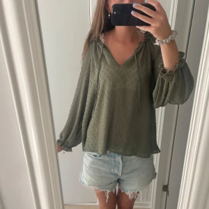 Blus - Super gullig mörkgrön blus ifrån Zara! Har inte använt den mycket så inget tecken på användning. 