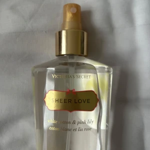 Victoria's Secret Sheer Love mist - Fräsch body mist från Victoria's Secret i doften Sheer Love💗
