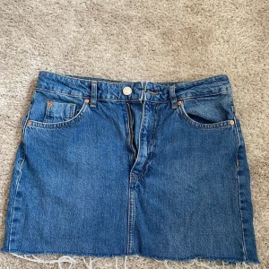 Lågmidjad jeanskjol  - Säljer en lågmidjad jeanskjol från stradivarius i storlek 36. Kjolen är använd en gång och är i mycket bra skick! Hör gärna av er vid frågor eller funderingar! Pris kan diskuteras🫶💗