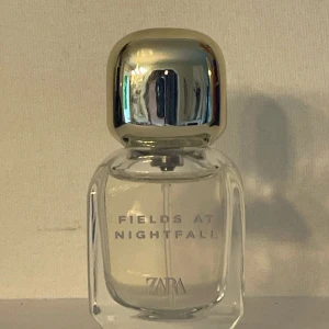 Zara Fields at Nightfall 15ml - En liten  EDP parfym från Zara med doftnoter av söt pralin, jasmin och en varm bas av sandelträ och bärnsten. 15 ml flaska  inspirerad av This is Her Zadig & Voltaire. 