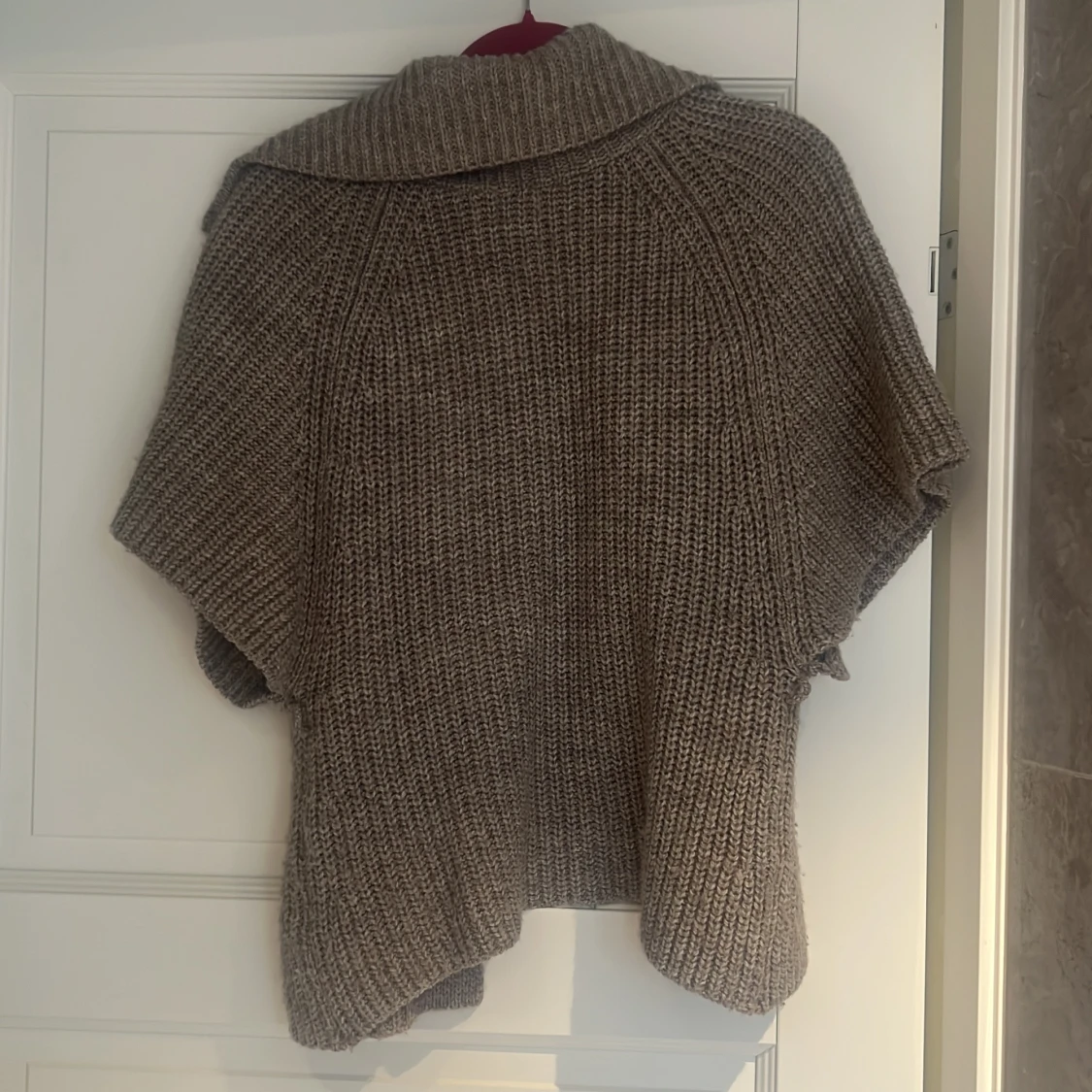 Beige stickad kofta med kort ärm - 1