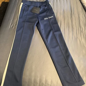 Palm angels byxor  - Säljer nu mina Palm angels byxor i färgen navy. Storlek M. Som nya. Köpta på Farfetch för 3800. Tags, kvitto från Farfetch medföljer!