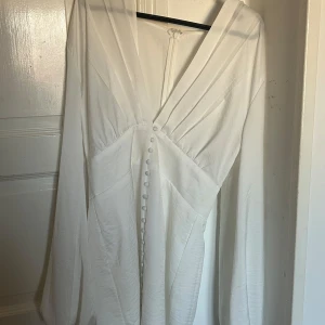 Vit klänning/studentklänning - Köpt från Vinted , aldrig använd av mig pågrund av att den var lite stor för mig. Har en liten fläck på sig men går antagligen bort i tvätten( har inte testat) 