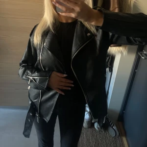 Skinnjacka - Säljer min skinnjacka från Missguided, storlek 34 men är en oversized modell så skulle säga xs-m, använd fåtal gånger och har inga defekter