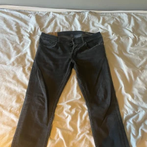 Dondup jeans  - Snygga svarta skinny jeans från Dondup. Modellen är George! Storlek 34 men sitter som 33-32! 