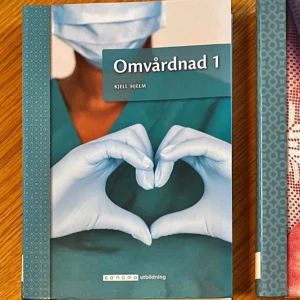 Omvårdnad 1 - Säljer boken 'Omvårdnad 1' av Kjell Hjelm, utgiven av Sanoma Utbildning. Perfekt för dig som studerar vård och omsorg. Boken har ett omslag med en bild av händer formade som ett hjärta, vilket symboliserar vård och omtanke.