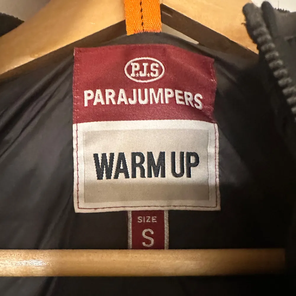 Säljer då min parajumpers warm up då jag lagt på mig några pannor och den inte passar mig på bredden längre. Är 173 70 kg och jackan slutar precis där byxorna sitter. Äkta med qr kod så man kan kolla att den är autentisk. Har dessvärre inge kvitto då detta var en present men somsagt taggen/qr koden finns kvar . Takit.