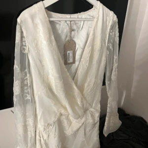 Studentklänning Meshki - Vit Meshki klänning köpt av en tjej på Vinted Endast provad och lappen kvar🩷 Hör av er för flera bilder