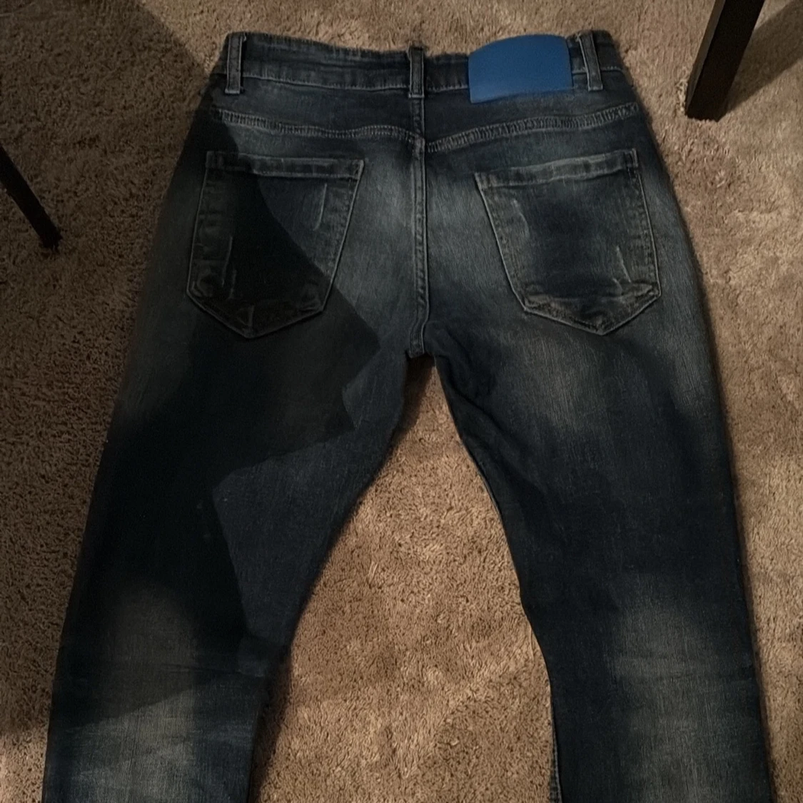 Mörkblå jeans med slitningar