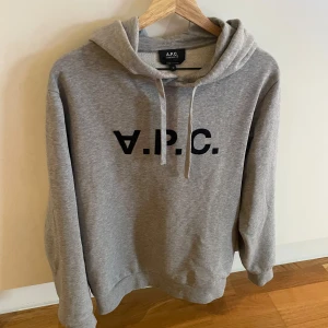 Grå hoodie från A.P.C. - Säljer en hoodie från märket APC som är väldigt nu då jag inte änvänt den så mycket! Hör bara av dig vid frågor eller funderingar!