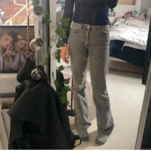 Grå jeans med bootcut - Jättefina jeans som är använda fåtal gånger!💞