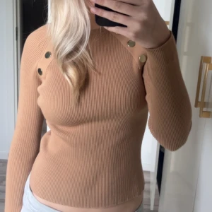 Ribbad top från Zara - Säljer denna supersnygga toppen som inte kommer till användning, köpt från Zara för ungefär 400kr💕hör av dig för fler frågor eller funderingar💕passar mig som vanligtvis har XS/S, liten i storleken💕💕