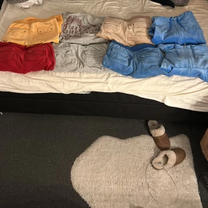 Juicy byxor - Säljer flera par juicy byxor i olika färger, säljer alla för ca 500kr, en del är helt oanvända, pris kan diskuteras, skriv jätte gärna vid intresse💕