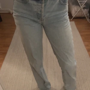 Ljusblå jeans - Säljer ett par ljusblå jeans rak passform
