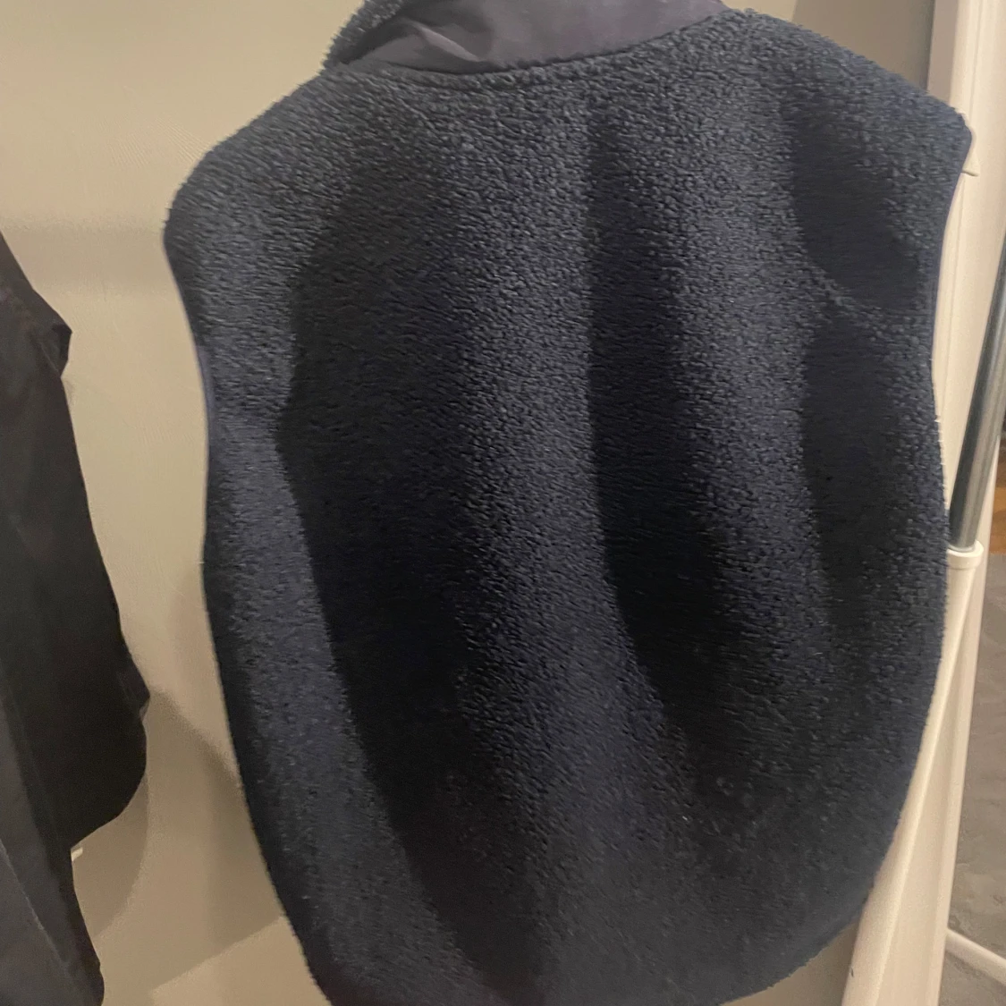 Mörkblå fleeceväst med dragkedja - 1