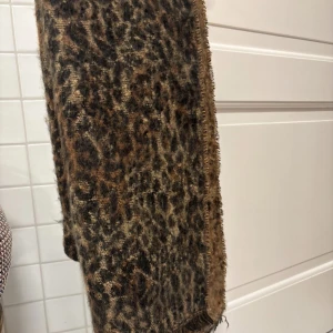 Leopardmönstrad halsduk - Snygg och trendig leopardmönstrad halsduk som ger en cool touch till din outfit. Perfekt för att hålla dig varm och stilfull 🐆Aldrig använd, köpt hösten 2024 😊