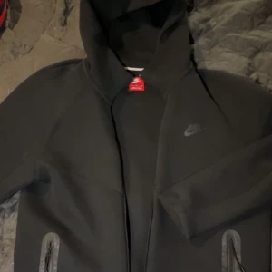 Nike tech flech tröja  - Hej ! säljer denna fina Nike tröja, skick 8,5/10, nypris ca 1500, storlek M, hör va er vid frågor!