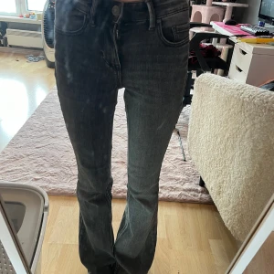 Mörkgråa midwaist jeans - ‼️Läs profilen innan köp ‼️                               🐾Gråa basic midwaist jeansbyxor. JÄTTE bekvämt material 🐾 Nästan aldrig använd, fläck på höger lår (se bild 3) 🐾 Bra längd på mig som är 161cm 🐾 Stretchig midja   🐾 Midjemått: rakt över: ca 35cm