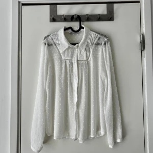 Blus/skjorta  - Snygg och luftig blus från Zara med prickigt mönster. Väldigt snygg och söt🤍