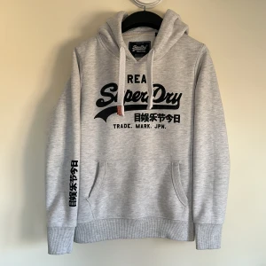  Superdry hoodie - [Eftertraktad superdry hoodie med ett "mockatryck" fram på]  [Nypris~1400kr] [ Mitt pris 499] [Pris kan gå att diskutera vid snabb affär] Hör gärna av dig vid andra bilder eller frågor💫