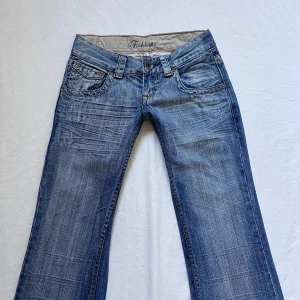 Lågmidjade bootcut jeans - SUPER snygga!! Vintage från Fishbone (försmå så kan ej visa på) bilder lånade!🥰 pris kan diskuteras 