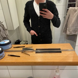 Mörkgrå stickad kofta från Seppälä Men - Tja! Säljer denna feta cardiganen för ett bra pris hör av er vid frågor och priset är diskuterbart 