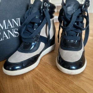 Sneakers från Armani Jeans - Snygga sneakers från Armani Jeans i en kombination av marin blå och beige. Skorna har en hög design med snörning och en vit sula💕