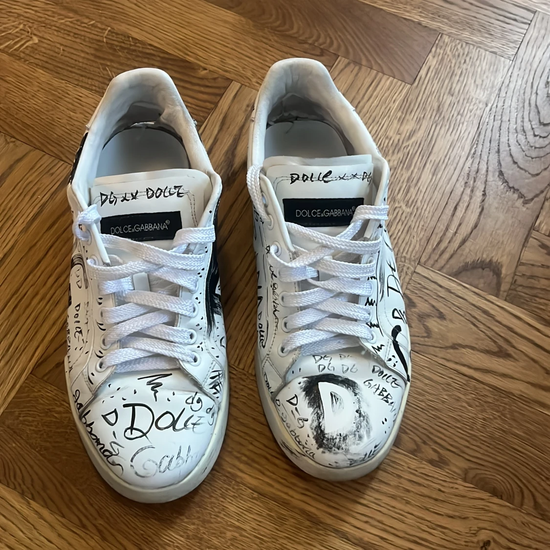 Vita sneakers med svart graffiti från Dolce & Gabbana - 2