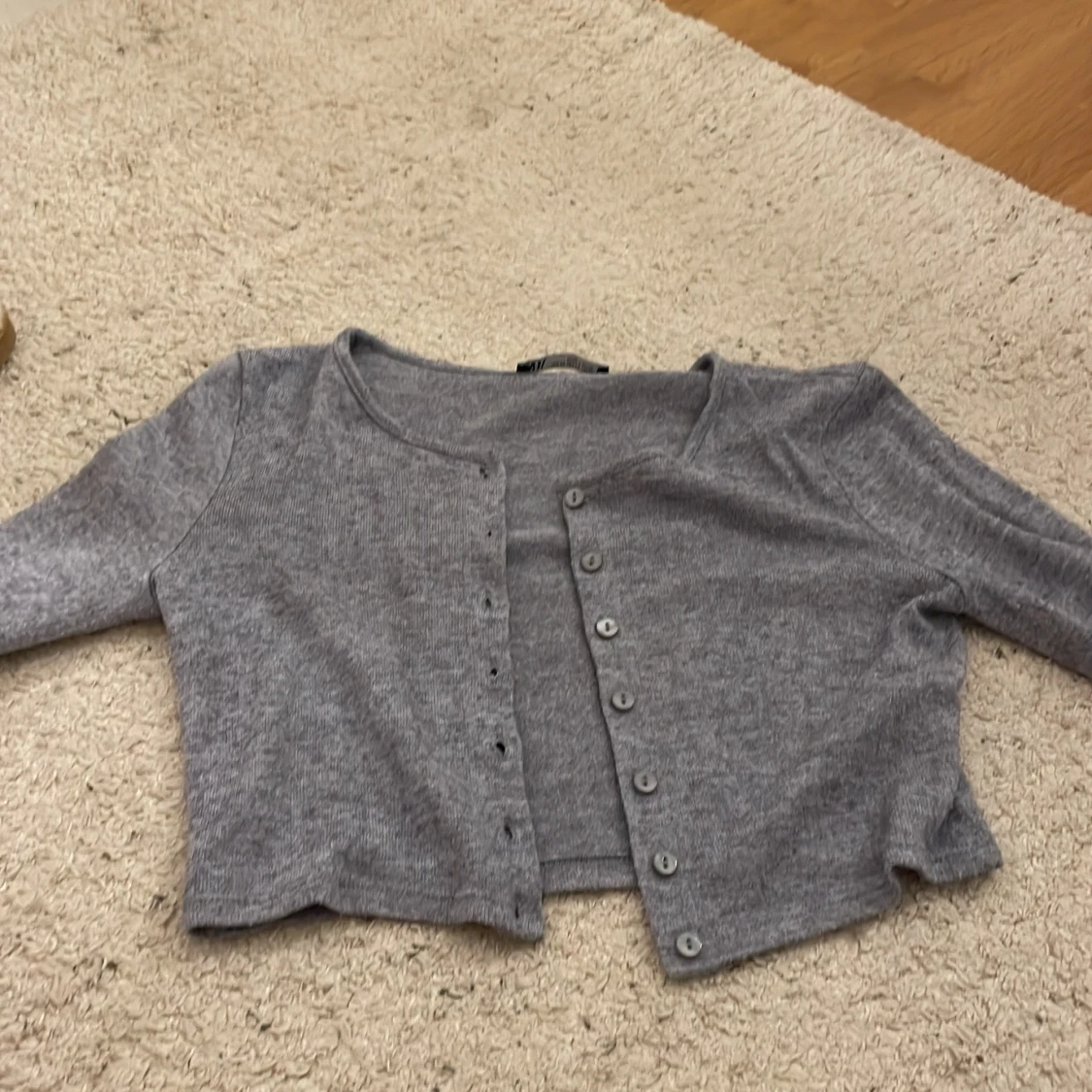 Grå kofta med knappar