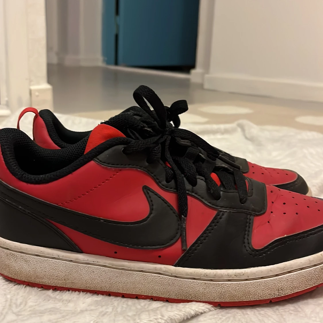 Nike sneakers i rött och svart - 3