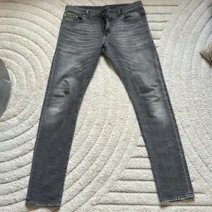 Saint laurent d02 - Säljer dessa riktigt feta saint laurent jeansen, de är i storlek 29 och väldigt bra skick förutom ett hål i sömmen på vänster ben och även en synlig fläck (se bild 3 & 4) Villig att förhandla priset