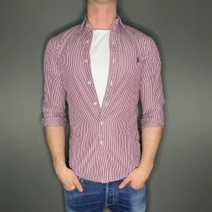 Ralph lauren skjorta - Hej säljer nu min fina Ralph Lauren skjorta i storlek S. Den är i nyskick och kommer vara otroligt snygg nu i vår och framåt sommaren. Nypris cirka 1600kr! Vi kommer att sälja liknande produkter nu i vår och närmare sommar så glöm inte följa profilen!🌊🍾