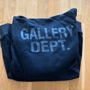 Gallery dept hoodie - Gallery dept hoodie Ej autentisk  Två små hål i ryggen