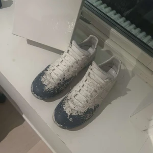 Maison Margiela gats paint  - Säljer dessa jätte snygga och unika gats allt og kommer med storlek 43 otroligt svåra att få tag på 