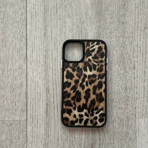 Leopard Mobilskal Till IPhone 11 - Ett leopardmönstrat mobilskal till en IPhone 11. Mycket bra skick!