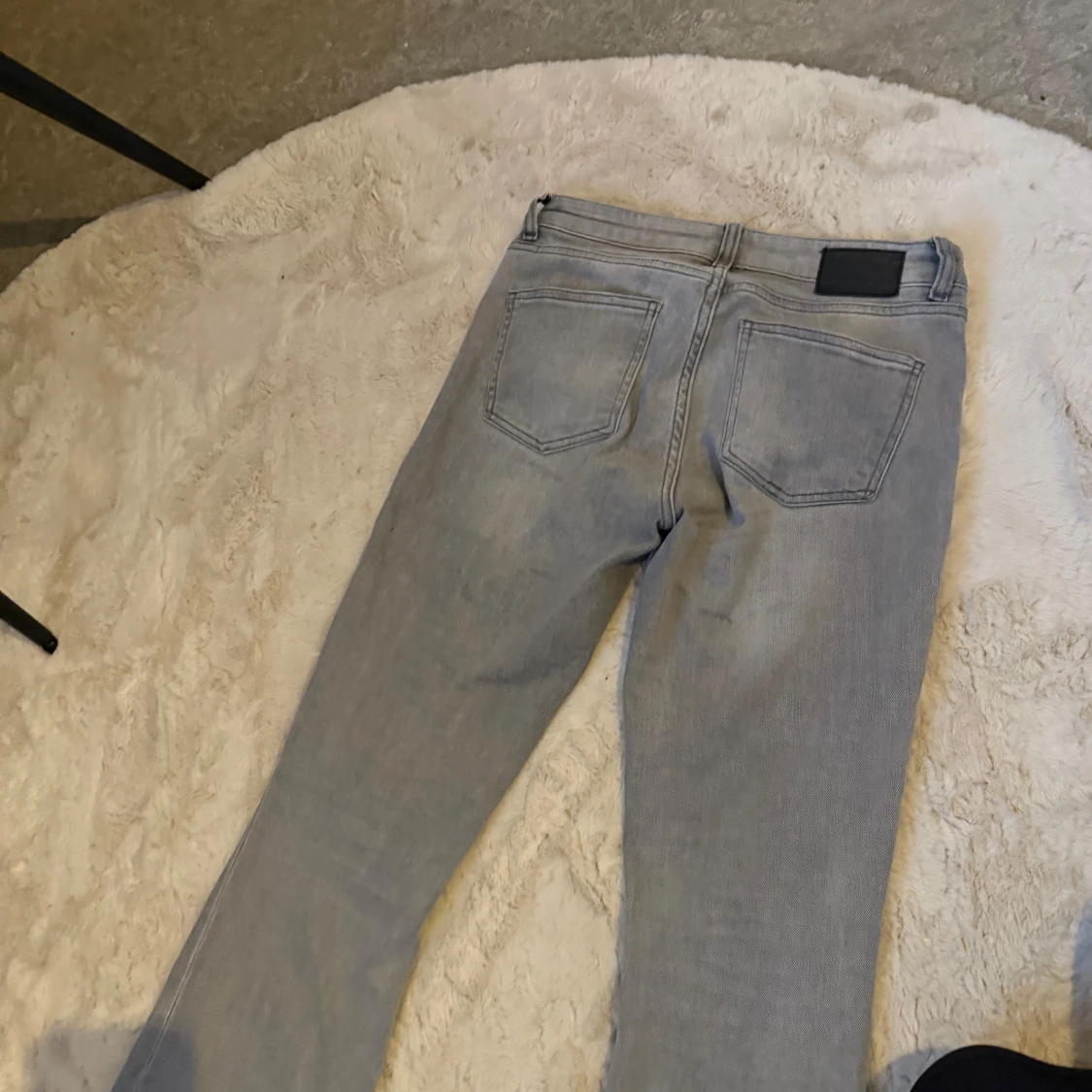 gråa bootcut jeans - 2