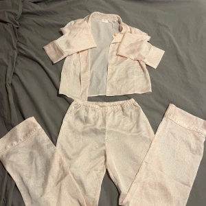 Pyjamas set - Oanvänt set från Gina, säljer då jag köpte utan att testa och den inte passade mig tyvärr💞